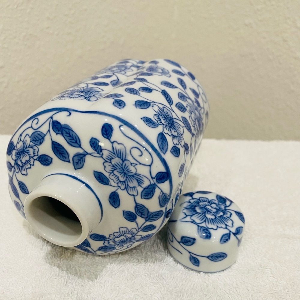 VINTAGE ANDREA BY SADEK BLUE/WHITE BIRD/FLORAL SMALL VASE W/ LID MADE IN CHINA - Picture 12 of 12